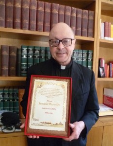 Msgr_Barreiro-Award_for_Life_2013-3