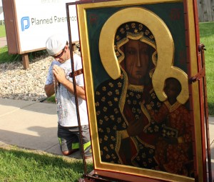 Praying with Our Lady of Czestochowa to end abortion in America. HLI was the custodian for the Black Madonna in the recently concluded U.S. pilgrimage in deefense of life.