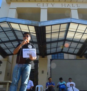 Dr. Rene Bullecer leads rally to protect marriages against legalized divorce campaign in Cebu.