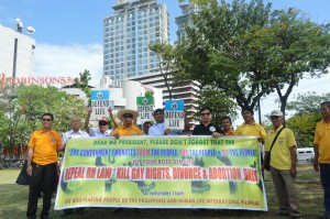 March and rally spearheaded by HLI's Rene Bullecer, MD, draws attention to "no divorce" campaign in Cebu.