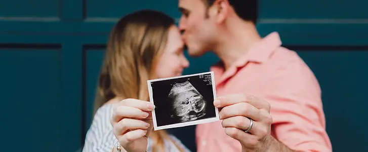 pregnant couple happy