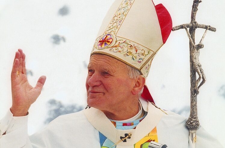 "ADAMELLO - PAPA - Giovanni Paolo II - Papa Giovanni Paolo II celebra la Santa Messa davanti all'altare costruito sulle cime dell' Adamello, il 16 luglio 1988" by Gregorini Demetrio is licensed under CC BY 4.0 / cropped from original