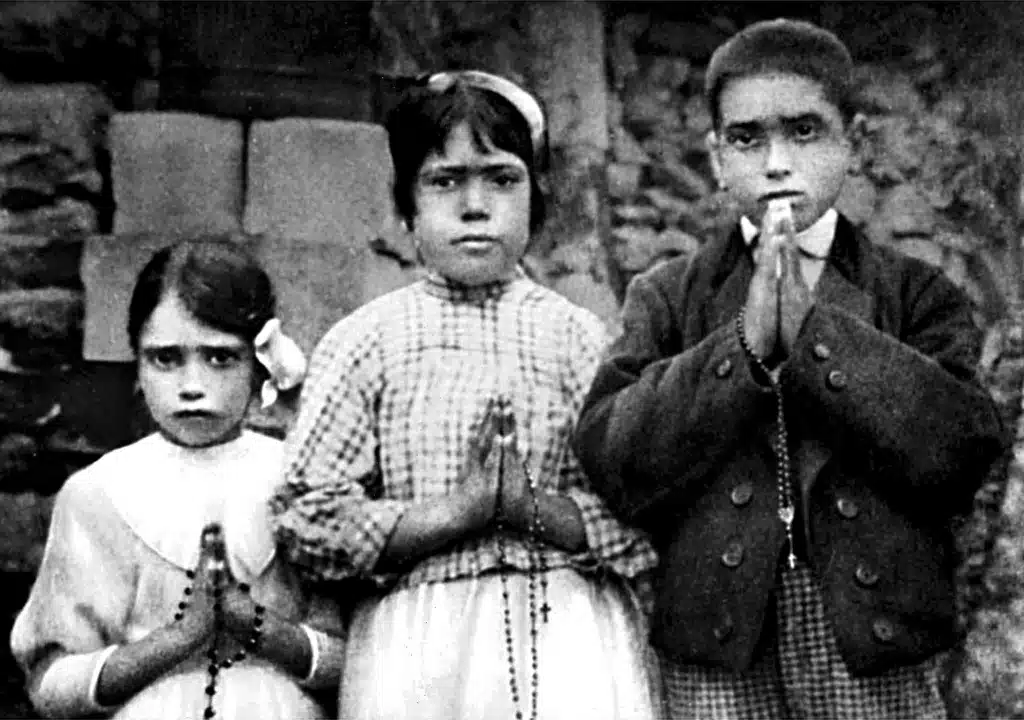Children of Fatima with Rosaries